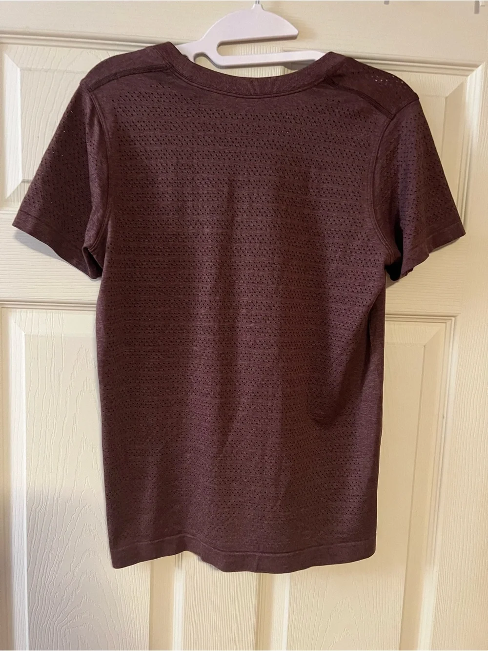 #271 Lululemon Breeze By Short Sleeve Top Perforated Purple Burgundy Size 10 EUC - Picture 3 of 4